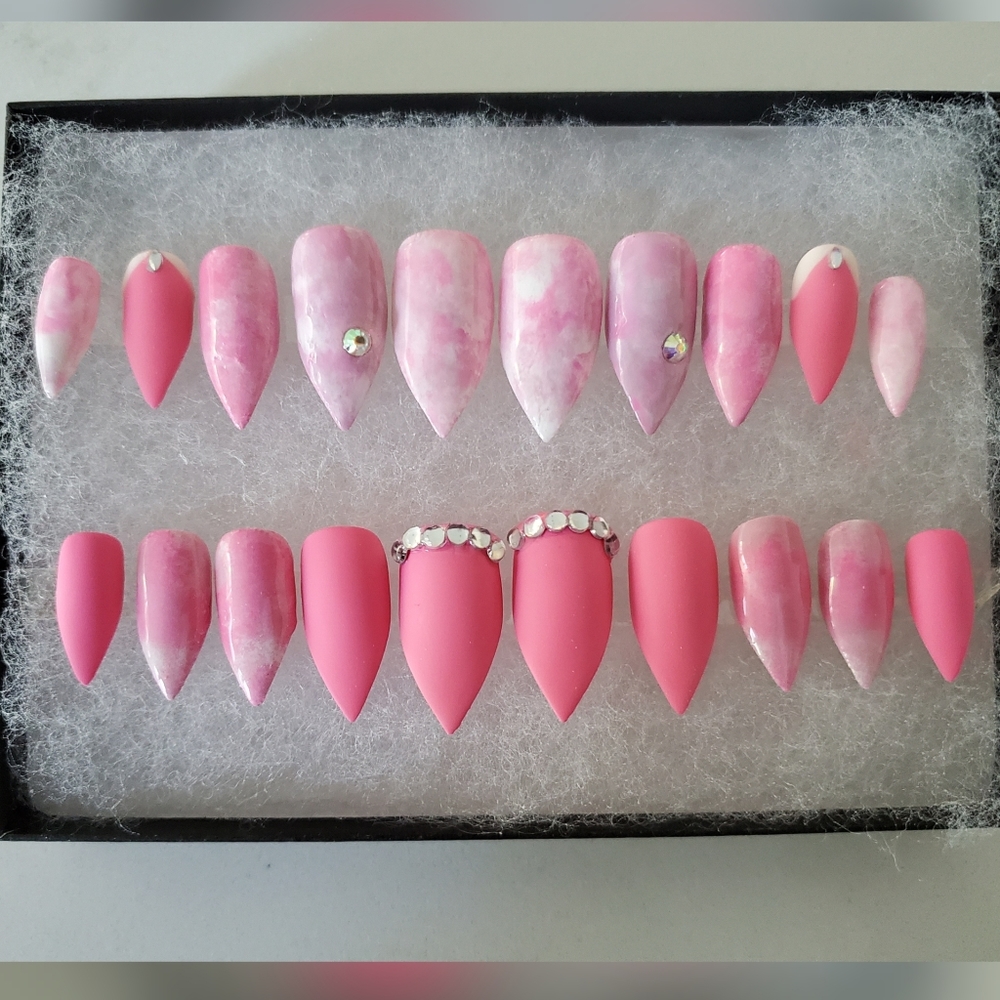 Luxurious press-on Nails - Picture 2 of 4